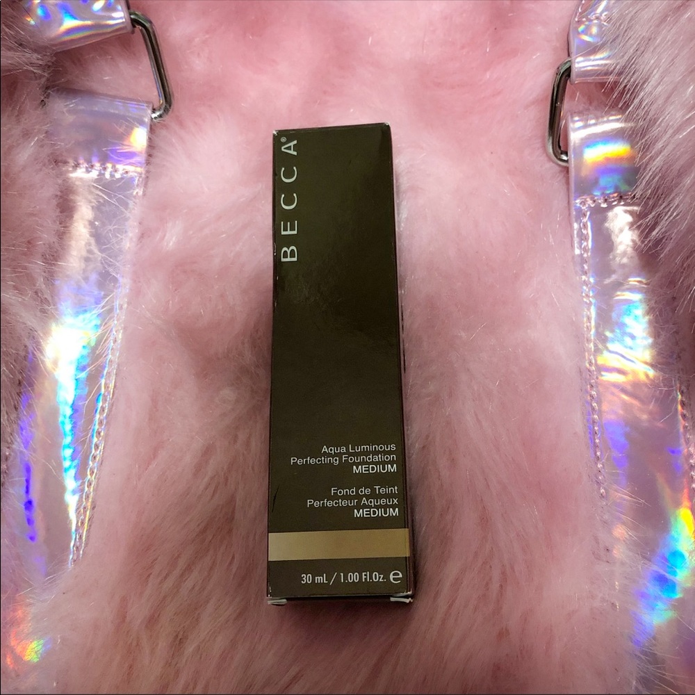 Becca Aqua Luminous Perfecting Foundation medium